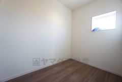 明るい光が差し込む洋室