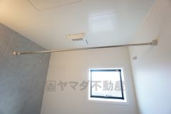 浴室には衣類の吊り下げ用パイプがあります。雨の日や外気の状態が気になる時は浴室乾燥機と組み合わせて使えるので、お洗濯の悩みが軽減できそうです。