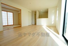 同仕様写真。現況と異なる場合は現況を優先します。キッチンに向き合う形で大きな窓があります。