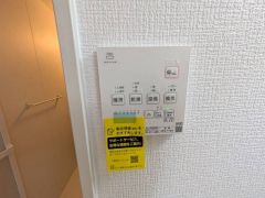 浴室暖房乾燥機付き。天候に左右されず、いつでも好きなときに洗濯物を干せるので、仕事や家事で忙しい方に重宝します。