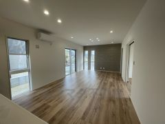 大きな窓のあるリビングは、陽光あふれる明るい空間です。居心地良く、ご家族皆がゆったり寛げる憩いの空間となりそうです。