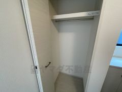 玄関ホールには収納を設けています。ハンガーパイプ付き＾＾