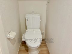 ウォシュレット付きトイレです。1階2階の2ヶ所にトイレがあるので、忙しい朝にもゆとりができますね＾＾
