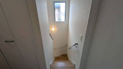 日中でも暗くなりがちな階段には、小窓を配置し採光も考えられたつくり＾＾手摺付きなので安全に上り下りできますね＾＾