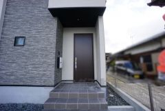 落ち着いたブラウントーンの玄関ドア。