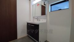 三面鏡つき洗面台。鏡裏にたっぷりとした収納スペースがあります。鏡を閉めてしまえば小物は見えないため、スッキリとした印象の洗面台にできます。