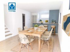 家族が集まる開放的なリビング。思い思いの時間を過ごしたり食事をしたり、素敵な団らんの場になりますね。