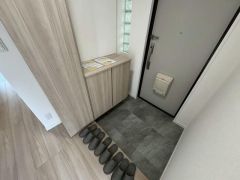 シューズボックスが付いた玄関です。家族全員の靴がきれいに整頓できます。棚の上にお花や写真を飾っても良いですね。