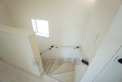 日中でも暗くなりがちな階段には、小窓を配置し採光も考えられたつくり＾＾手摺付きなので安全に上り下りできますね＾＾