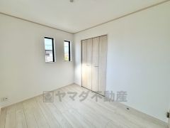 暖かい日差しが差し込む洋室。たっぷり収納できるクローゼット付きでお部屋の中をすっきりと快適に保てます。