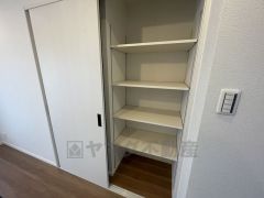 物が散らかりやすいリビングに収納スペースを確保。書類や雑貨をひとまとめにできまるため、お部屋をすっきりさせることが出来ます。