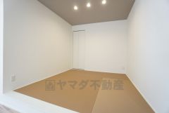 リビング隣には、ホッとできる和室を用意。お子様のお昼寝スペースや書斎としても活躍してくれそうです＾＾