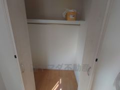 6.125の洋室にあるクローゼット。ハンガーパイプ付で散らかりがちな洋服類もきれいに整理できます。使用頻度が少ないものは枕棚の上に、足元には3段ボックスを置いて、フル活用できるクローゼットです＾＾