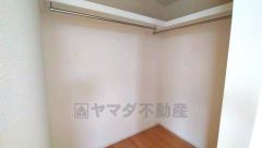 大容量のウォークインクローゼット。季節ごとのお洋服全てを収納できるので、衣替えも楽になりますね＾＾