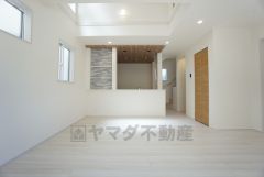 家族が集まる開放的なリビング。思い思いの時間を過ごしたり食事をしたり、素敵な団らんの場になりますね。