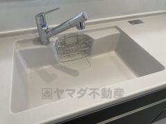 キッチンシンクは洗剤やスポンジを収納出来るラック付き。広さも確保しているので、大きなお鍋も洗いやすいですね。
