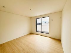 主寝室としてお使いいただけそうなこちらのお部屋は、日当たりが良く、爽やかな風を感じて起きる朝は、快適生活の始まりに。