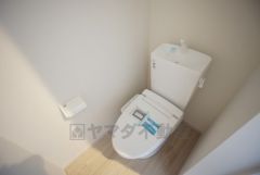 ウォシュレット付きトイレです。1階2階の2ヶ所にトイレがあるので、忙しい朝にもゆとりができますね＾＾