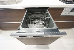 炊事時間を大幅に短縮できる食器洗浄乾燥機付き＾＾食器を洗う手間が減るので家族とのコミュニケーションの時間や自分の時間が増えますね。