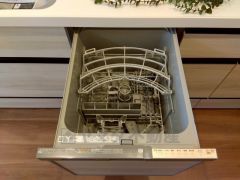 食後の時間にゆとりを与えてくれる食器洗い乾燥機。操作ボタンも上面にあるので、腰をかがめずに操作が楽々。