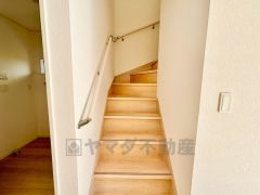 日中でも暗くなりがちな階段には、小窓を配置し採光も考えられたつくり＾＾手摺付きなので安全に上り下りできますね＾＾