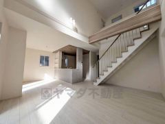 吹き抜けがあり南側の採光を多めにとっています