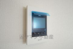 防犯性もばっちり、TVモニター付きインターホン完備。大きなモニターで玄関先を確認できます。録画機能が付いているので不在時の訪問者も確認できて安心です＾＾