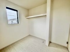 開放感のあるオープンクローゼットを採用。衣類や小物を見やすく収納でき、毎日の身支度もスムーズに行えます。
