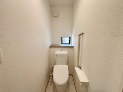 ウォシュレット付きトイレです。1階2階の2ヶ所にトイレがあるので、忙しい朝にもゆとりができますね＾＾ 温水洗浄便座リモコン付き。