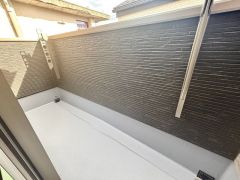 陽当たりの良いバルコニーです。足元は防水工事施工済です。物干し金物付きで、毎日のお洗濯にも便利なスペースです＾＾