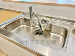 大きなお鍋も楽々洗える幅の広いシンクです＾＾ステンレスシンクなので簡単にお掃除できますよ。