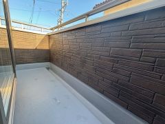 防水加工済みのバルコニーです。周囲に高い建物がないので、日当たりは良好です。