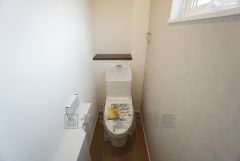 ウォシュレット付きトイレです。1階2階の2ヶ所にトイレがあるので、忙しい朝にもゆとりができますね＾＾