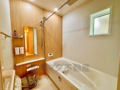 1日の疲れを癒すくつろぎのバスルーム。足を伸ばしてもゆったりと入れるサイズです。お子様と一緒にお風呂に入っても狭くないですね^^