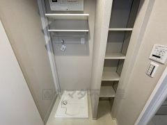 室内洗濯機置場には水漏れを防ぐ防水パン完備。バスタオルや着替えなど置くことができる棚も設置。