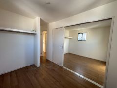 クローゼットを2つ完備。洋服・小物類・仕事用具・・など分けて収納できますね＾＾ 大きめのクローゼットがついた使いやすい洋室です。