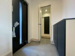 たっぷり収納できるシューズボックスです。家族全員の靴がきれいに整頓できます。棚の上にお花や写真を飾っても良いですね。