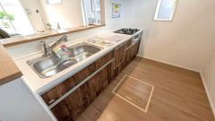 収納も、作業スペースも広々と設けられた使いやすいシステムキッチンです＾＾カウンターキッチンなので、ご家族と会話をしながら楽しくお料理ができます＾＾