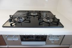 同仕様写真。現況と異なる場合は現況優先です。 3種類の料理が同時に調理できる、3口ガスコンロ。忙しい夕食の支度時間が短縮できて効率よくお料理が楽しめます。