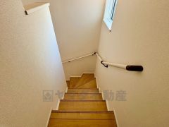 日中でも暗くなりがちな階段には、小窓を配置し採光も考えられたつくり＾＾手摺付きなので安全に上り下りできますね＾＾