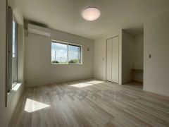 寛ぎの時間を紡ぎだす主寝室は、大型ベッドを置いても余裕の広さを確保しています。
