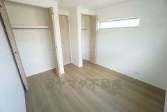 暖かい日差しが差し込む洋室。たっぷり収納できるクローゼット付きでお部屋の中をすっきりと快適に保てます。