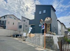 カースペース2台分。壱岐小学校まで徒歩約10分で、お子様の通学も安心環境