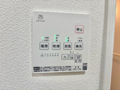 浴室暖房乾燥機には、暖房、乾燥、涼風、換気の4つの機能が付いています。タイマー付きです。雨の日はもちろん、急ぎで洗濯する必要のあるお子様の体操服や、下着類などを乾かすのに便利です。