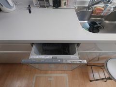 食器洗浄乾燥機付きキッチンです。手洗いする場合に比べて、時短＆ランニングコストの削減で、家事の強い味方になりますね＾＾