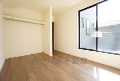 暖かい日差しが差し込む洋室。たっぷり収納できるオープンクローゼット付きでお部屋の中をすっきりと快適に保てます。