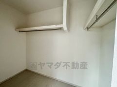 大容量のウォークインクローゼット。季節ごとのお洋服全てを収納できるので、衣替えも楽になりますね＾＾