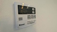 キッチン横からお湯張り、追い炊き、足し湯がボタン一つで楽々操作できる給湯機リモコンです＾＾忙しい夕飯の準備の時間帯に重宝しますね。