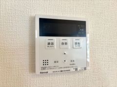 お湯張り、追い炊き、足し湯がボタン一つで楽々操作できる非常に便利な給湯機リモコンです。追い炊きがついていると寒い冬は水道代の節約にもなるので助かりますね