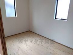 リビングからの続き間として和室をご用意しました＾＾普段はリビングとつなげて開放的なスペースとして。来客時には客間としてお使いいただけます。